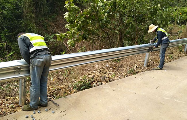 金华高速公路护栏的定期维护与保养